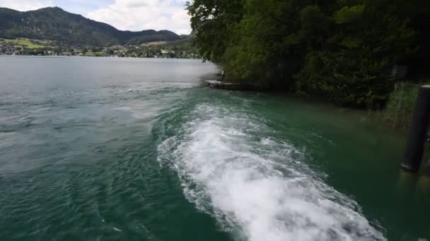 Круизы Озеру Среди Гор Альпы — стоковое видео