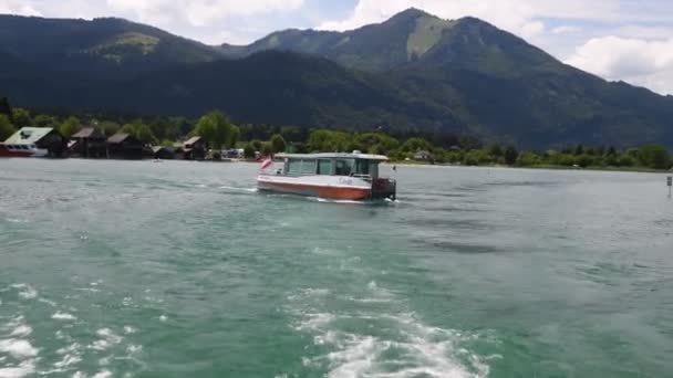 Cruisen Het Meer Tussen Alp Bergen — Stockvideo