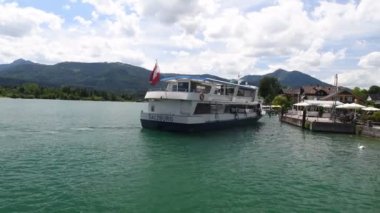 Alp dağları arasında gölde feribot. 