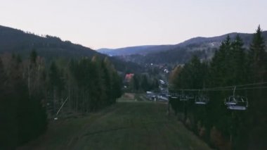 Jizera dağlarındaki Spicak dağının üzerinden uç