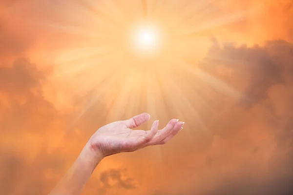 Mão Orando Pela Paz Esperança Bem Sucedido Nascer Sol Paisagem — Fotografia de Stock