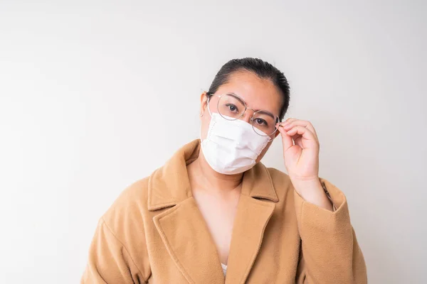 Asiatische Frauen Tragen Eine Chirurgische Gesichtsmaske Der Grippeerkrankung Coronavirus Vorzubeugen — Stockfoto