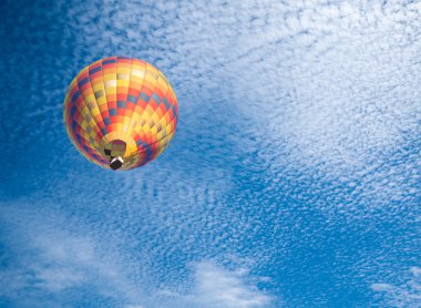 Mavi gökyüzü arka planlı sıcak hava balonu