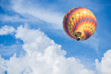 Mavi gökyüzü arka planlı sıcak hava balonu