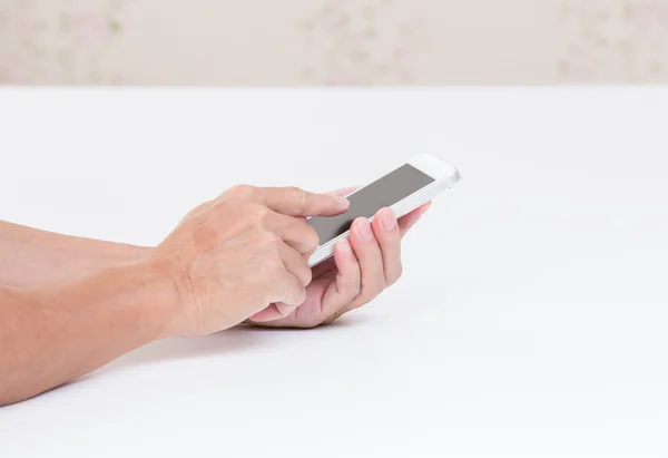 Man handen aanraken van mobiele telefoon — Stockfoto
