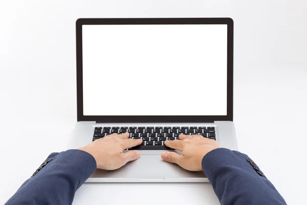 Hombre escribiendo a mano en el teclado portátil con monitor de pantalla en blanco — Foto de Stock