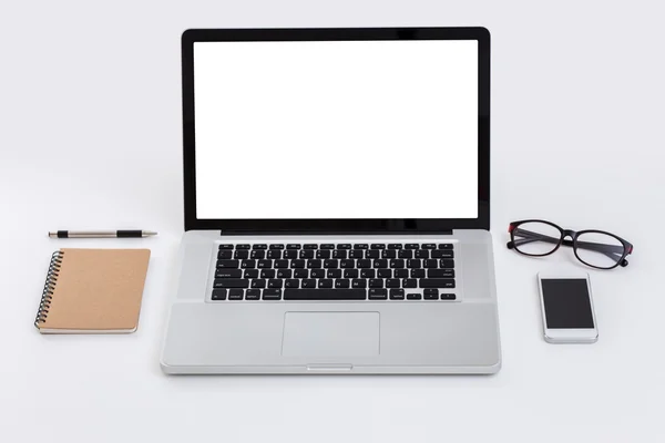 Ordenador portátil en la mesa con pantalla en blanco — Foto de Stock