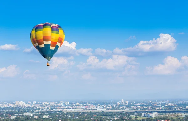 Mavi gökyüzü arka planlı sıcak hava balonu — Stok fotoğraf