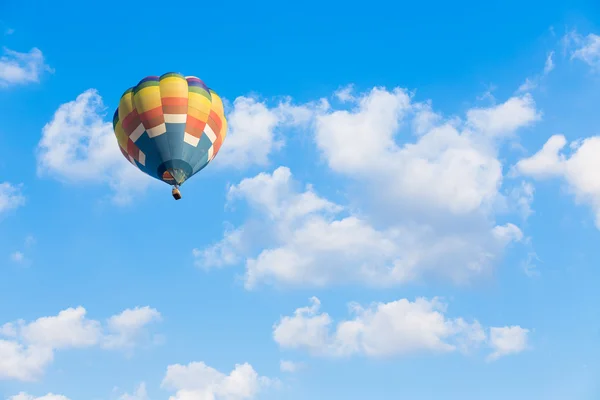 Globo de aire caliente con fondo de cielo azul — Foto de Stock