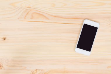 Ahşap arka plan boş ekran cep telefonu