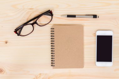 Ahşap arka plan üzerinde hareket eden ve ofis aksesuarları