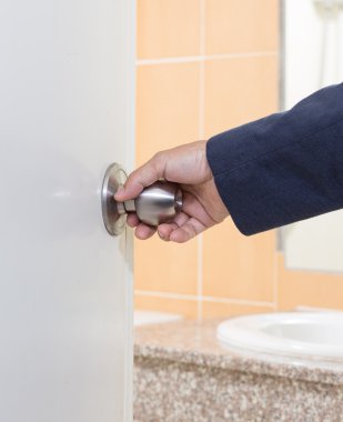 Erkek eli aç kapıyı.