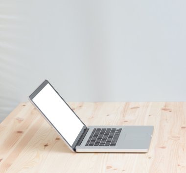 Ahşap masa boş ekran dizüstü bilgisayar