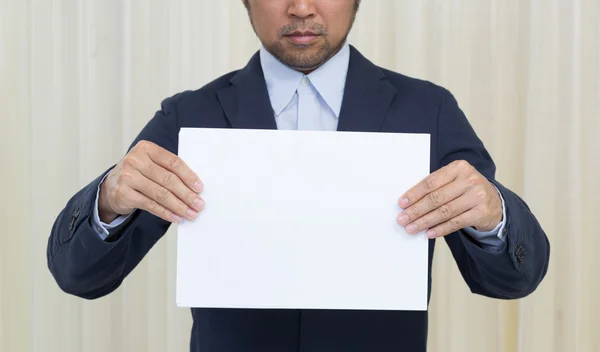 Empresário segurando banner em branco — Fotografia de Stock