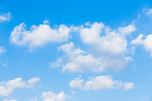 Mavi gökyüzü arkaplanlı bulutlar — Stok fotoğraf