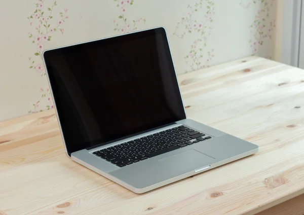 Computador portátil de tela em branco na mesa de madeira — Fotografia de Stock