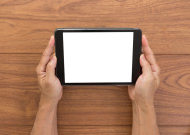 Adam boş ekran tablet bilgisayar ile ahşap backgro tutan eller