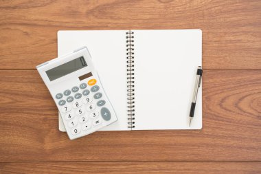 Ahşap arka plan üstünde boş telli defter