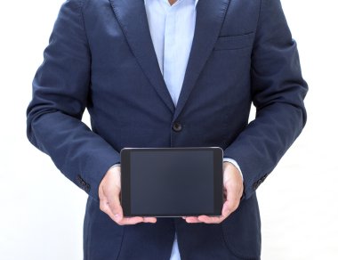 Tablet bilgisayar tutan işadamı el