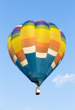 Mavi gökyüzü arka planlı sıcak hava balonu