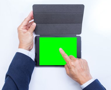İşadamı yeşil ekran tablet bilgisayar dokunmadan eller