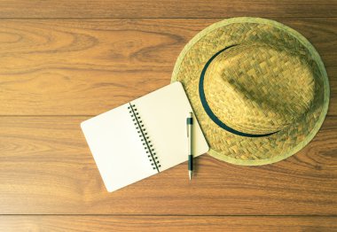 Ahşap arkaplanda boş bir defter
