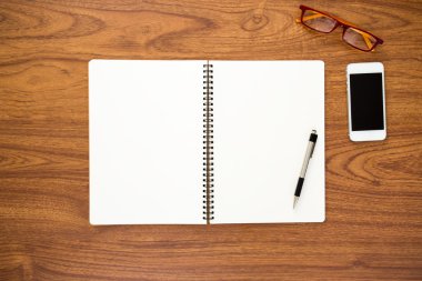 Cep telefonu ve aksesuarları tahta arka plan üzerinde