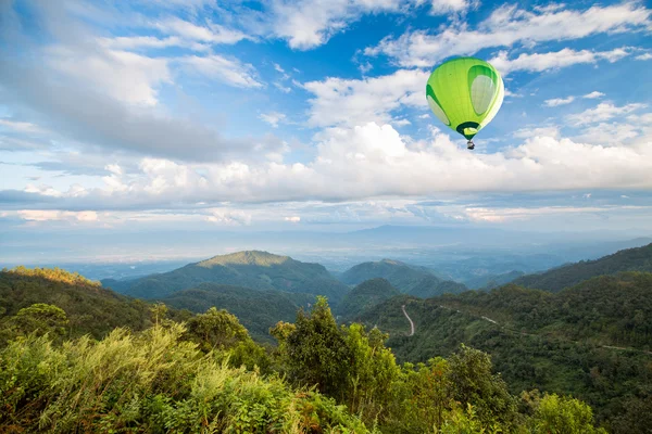 Heißluftballon über Berg — Stockfoto