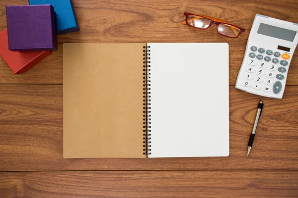 Notebook em branco sobre fundo de madeira — Fotografia de Stock