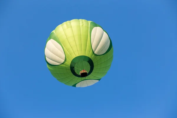 Globo de aire caliente verde sobre fondo de cielo azul — Foto de Stock