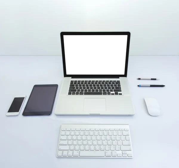 Ordenador portátil de pantalla en blanco y accesorios — Foto de Stock