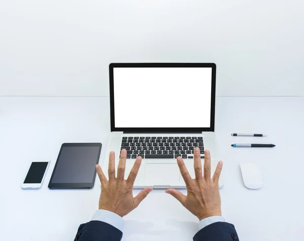 Computadora portátil de pantalla en blanco con manos de hombre de negocios y acceso — Foto de Stock