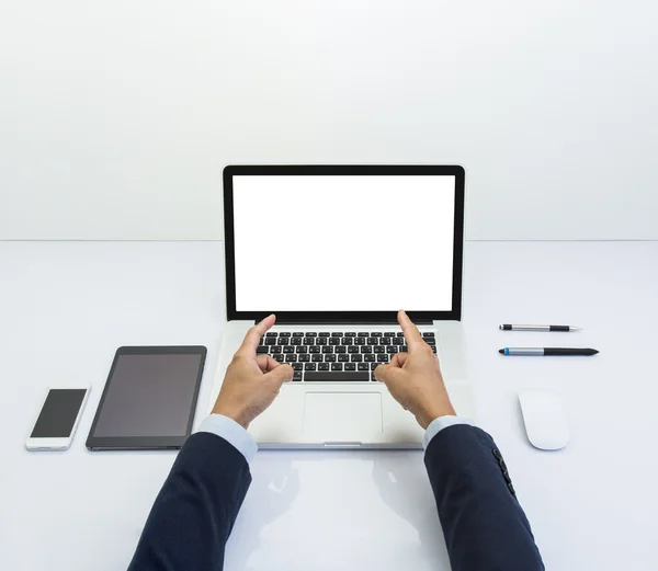 Empresario manos apuntando a la computadora portátil de pantalla en blanco — Foto de Stock