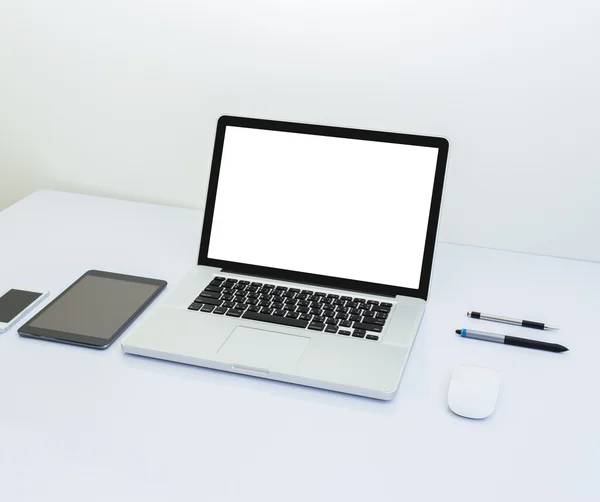 Ordenador portátil de pantalla en blanco y accesorios — Foto de Stock