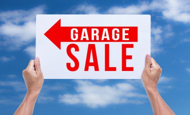 Garaj satışı ile kahverengi karton mavi gökyüzü b holding iki eller