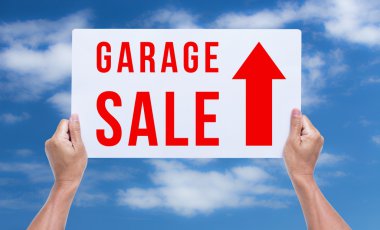 Garaj satışı ile kahverengi karton mavi gökyüzü b holding iki eller