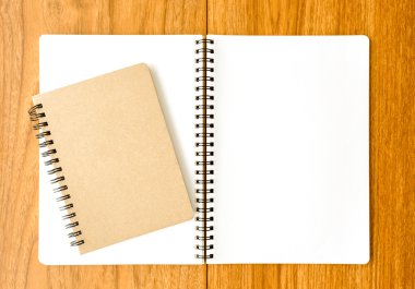 ahşap zemin üzerine spiral defter