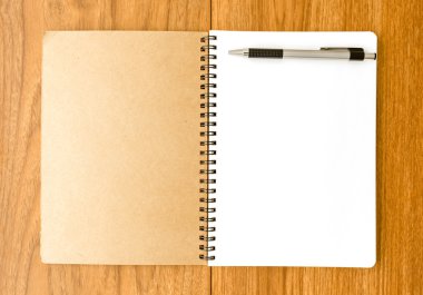 ahşap zemin üzerine spiral defter