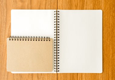 ahşap zemin üzerine spiral defter