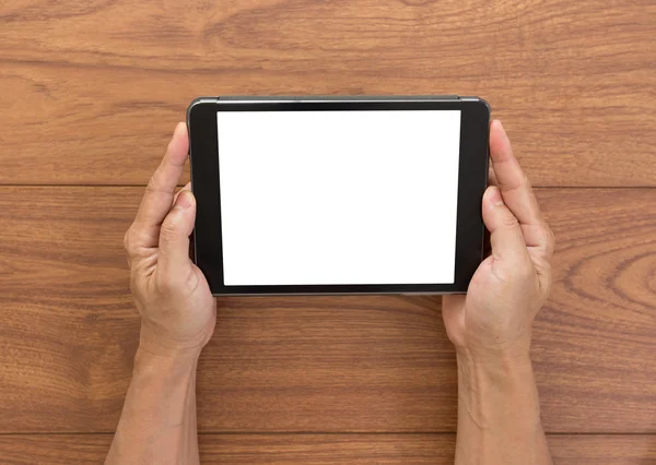 Mann Hände mit leerem Bildschirm Tablet-Computer mit Holz Backgro — Stockfoto
