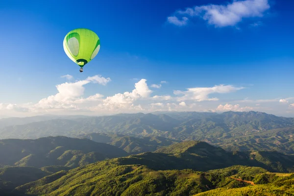 Heißluftballon über Berg — Stockfoto