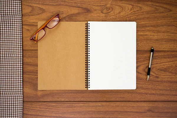 木材の背景の空白の日記 — ストック写真