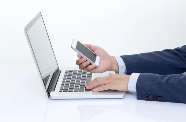 Biznesmen ręki trzymającej telefon z laptopem — Zdjęcie stockowe