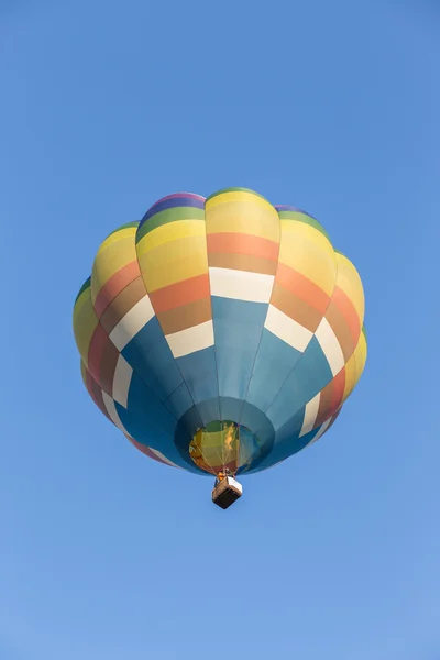 Globo de aire caliente sobre fondo azul del cielo — Foto de Stock