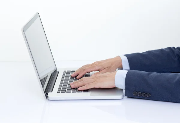 Empresario manos escribiendo en el ordenador portátil — Foto de Stock