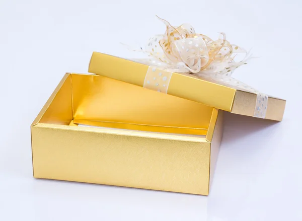 Caja regalo de oro — Foto de Stock