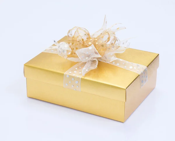 Caja regalo de oro — Foto de Stock