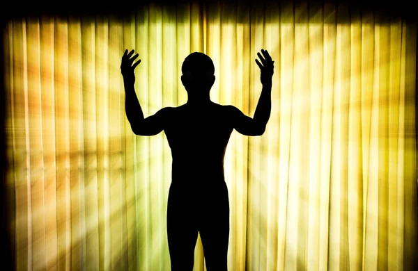 Sylwetka człowieka modlić się z mocą promień światła — Zdjęcie stockowe