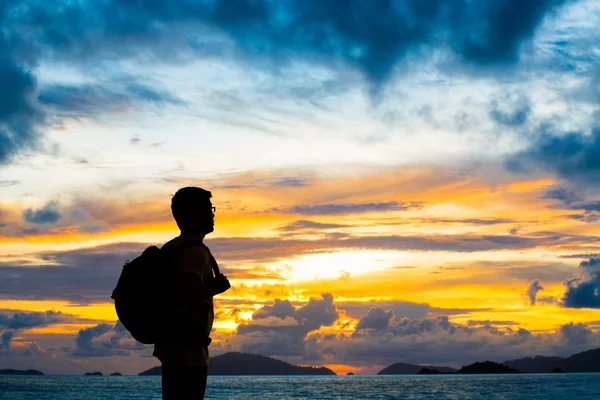 Voyageur silhouette avec sac à dos debout près de la plage au soleil — Photo