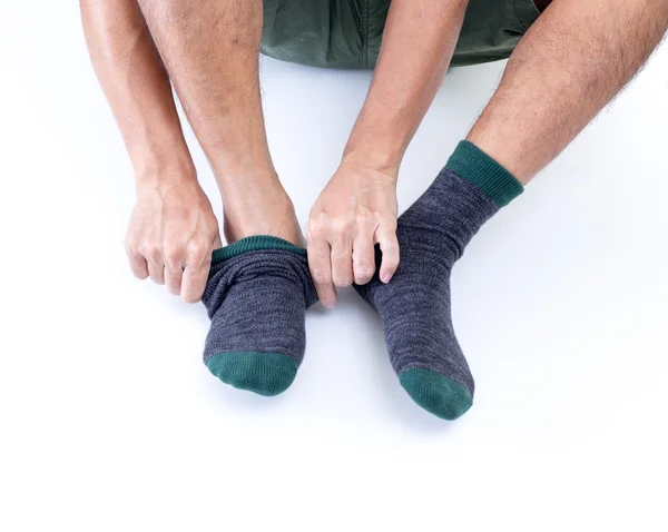 Hombre poniendo calcetines sobre fondo blanco —  Fotos de Stock